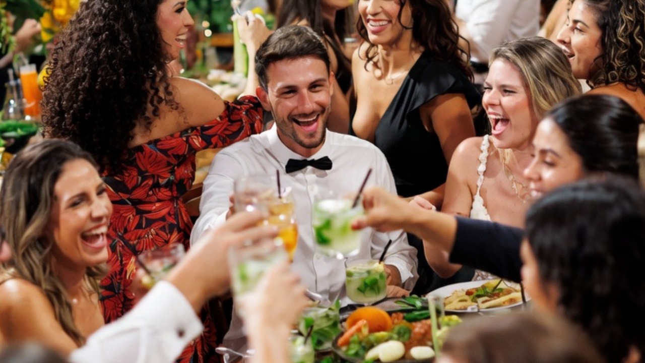 Profissionais de casamento utilizando contratos digitais